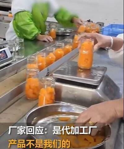 湖南长沙一家工厂生产水果罐头,工人们用双手将水果抓进去 网易订阅